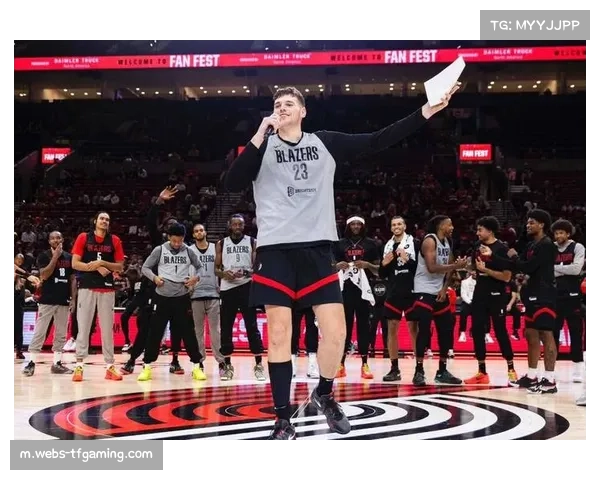 杨瀚森融入开拓者快节奏训练 展现强大内线冲击力